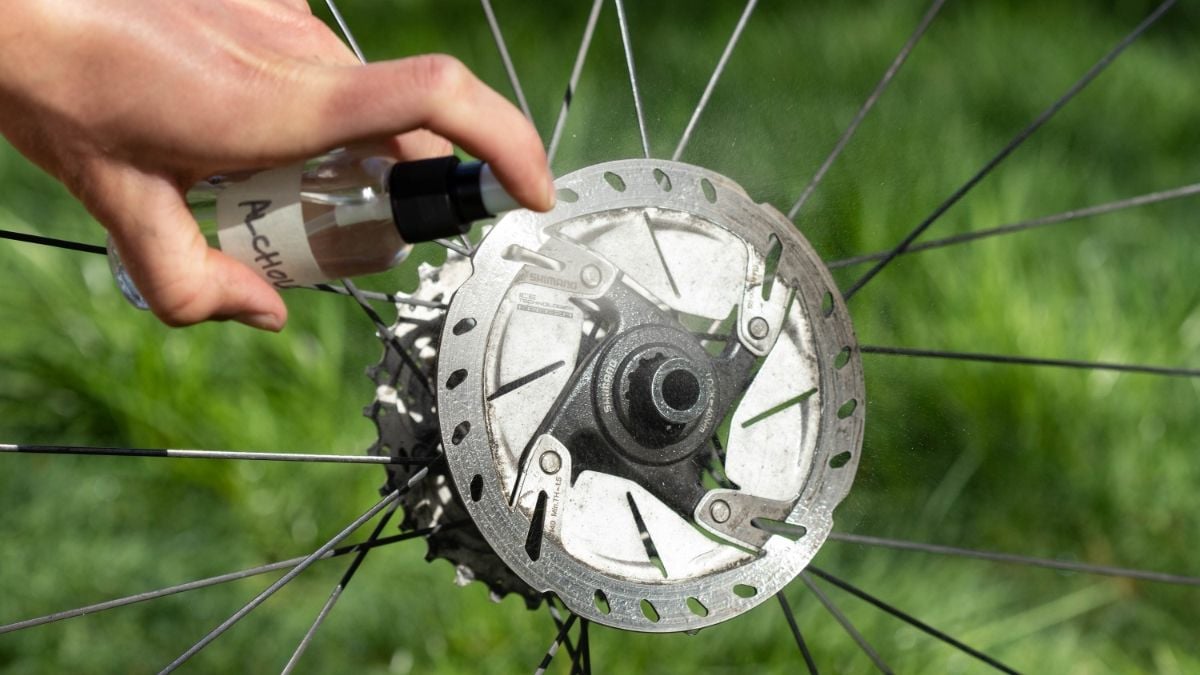 Cleaning disc brake rotors with isopropyl alcohol